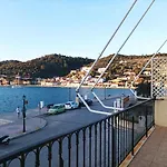 Lourantos Bayside Apartment